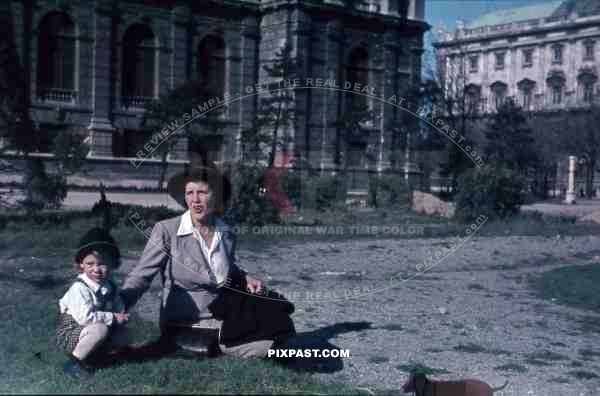 1945 Wien Vienna  - Hofburg (links) and Kunsthistorisches Museum Destroyed Bombed Damage Mother with Baby