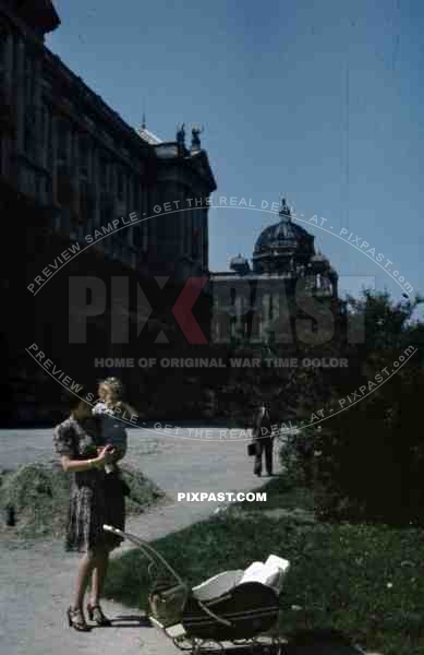 1945 Wien Vienna  - Hofburg (links) and Kunsthistorisches Museum Destroyed Bombed Damage Mother with Baby