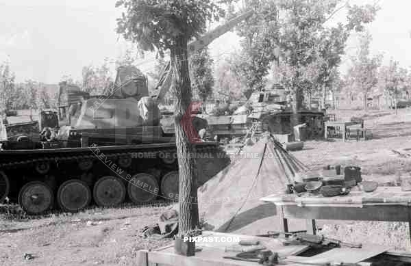 BW German Panzer 3 workshop crane repair area mechanics engine tools zeltbahn tent russia summer 1943
