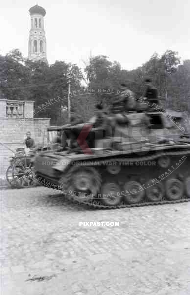 BW German Wehrmacht panzer 3 tank with panzer crew in black uniform horse cart russian town 1942