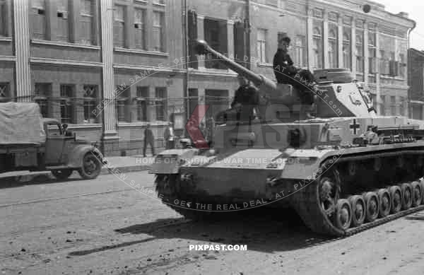 BW German Wehrmacht Panzer 4 tank with black uniform crew Russian town 1942 truck summer