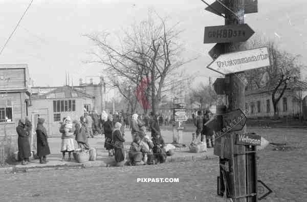 BW russian women civilians road sign wehrmacht russia 1943 summer