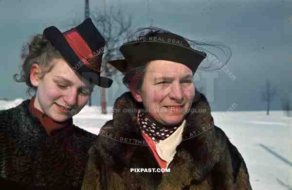 Daughter and Mother winter clothes costume Hats scarfs Winter snow Ginzling Austria 1939