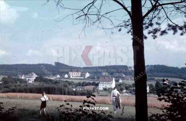 Durrheim, Eisenbahnerheim and Solbad 1936, Children playing in field 
