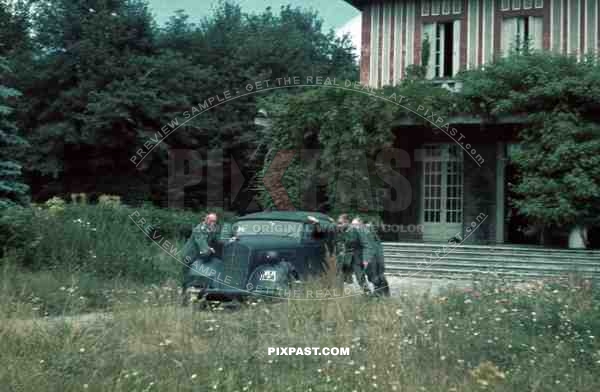 german officers push wehrmacht staff car infront of dutch villa holland 1940