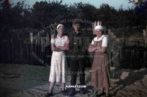 German soldier with local village women, 10th Motorised infantry division repair werkstatt Bryansk 1941, binoculars,