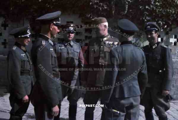 Hungarian officer talking to german Wehrmacht officers, Hungary 1943