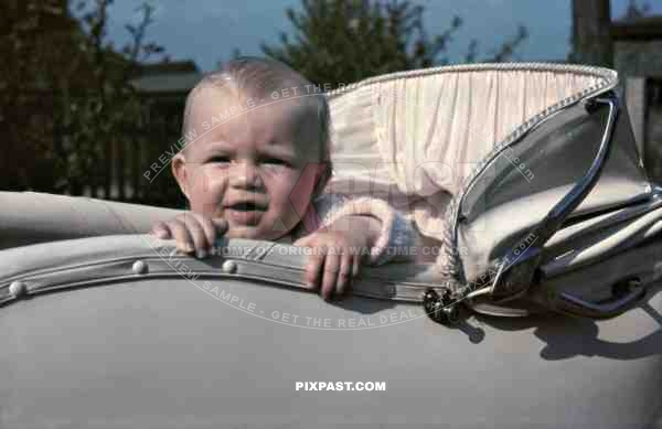 Leipzig baby wagon kind child family Germany 1940 color agfacolor
