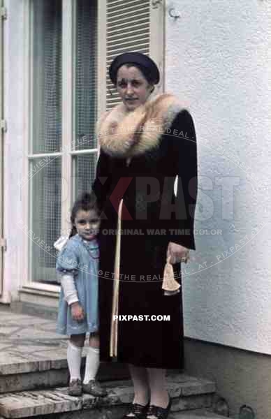 little girl with her mother in Germany 1938