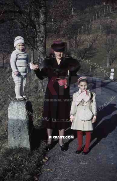 mother with her two children, Germany 1940