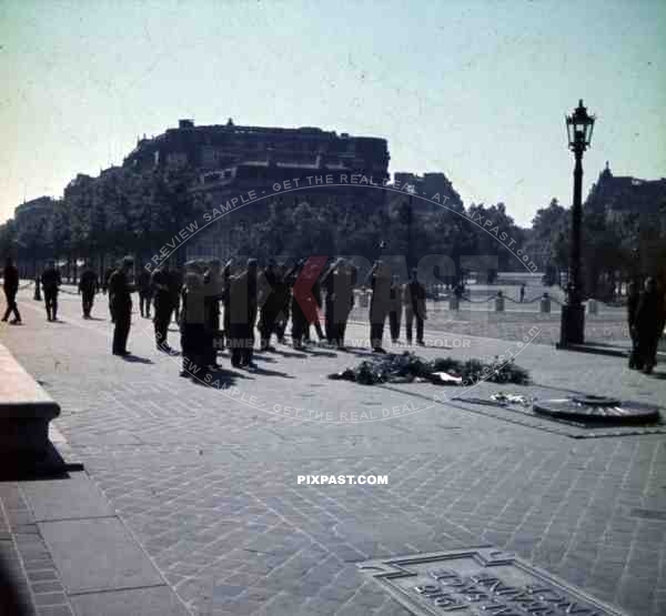 Paris france 1940 luftwaffe flak unit officers soldiers visit UNKNOWN SOLDIER memorial
