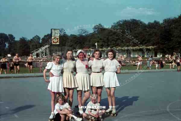 Roller Skate team; Frankfurt am Main / Hessen 1942. Brentanobad in RÃ¶delheim