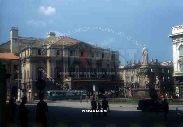 Theatre Teatro alla Scala, Statue of Leonardo Da Vinci in Milan, Piazza della Scala a Milano, 1945, 