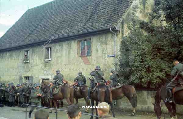 Wendlingen 11x 1939 m5 Zug beim Antreten horse cavalry helmet