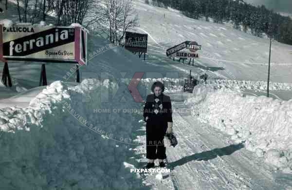 WW2 color Italy 1938 Ski sport resort Ferrania advert poster snow winter martini