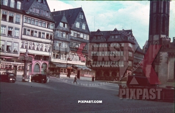 WW2 color RÃ¶merplatz in Frankfurt 1941 car statue truck houses