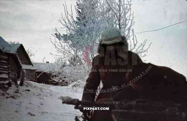 WW2 color Russia winter 1943 MG34 machine gun crew camo helmet jacket cold combat fighting