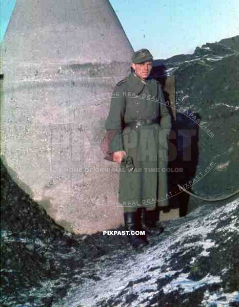 WW2 color wehrmacht soldier bunker portrait russia 1943 jacket belt buckle fortification