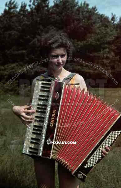 young woman in Berlin Park 1940 plays cantulia accordion, music