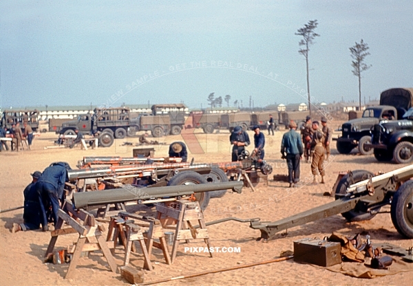 American army artillery unit cleaning the breach of a Howitzer artillery cannon. California 1942. Soldiers in jeans trousers.