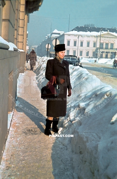German women in front of Propaganda Ministerium fromJoseph Gobbels Wilhelmplatz Berlin winter 1940