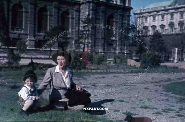 1945 Wien Vienna - Hofburg (links) and Kunsthistorisches Museum Destroyed Bombed Damage Mother with Baby