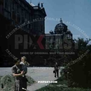 1945 Wien Vienna  - Hofburg (links) and Kunsthistorisches Museum Destroyed Bombed Damage Mother with Baby