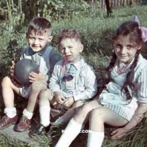 3 children sitting on the grass, Germany 1940