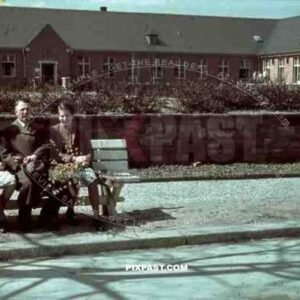 Berlin 1940, Am Metzplatz vor dem Krankenhaus in Berlin Tempelhof. Family waiting with flowers.