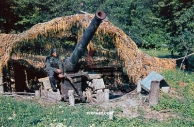 Captured French WW1 155mm de Bange Howitzer with Bonagente shoes. Camouflage Bunker France 1940