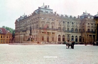 Frankoniabrunnen ist ein Monumentalbrunnen auf dem Residenzplatz in Wurzburg Germany 1941. Fountain.