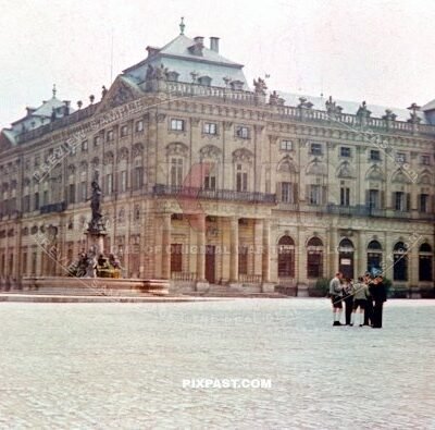 Frankoniabrunnen ist ein Monumentalbrunnen auf dem Residenzplatz in Wurzburg Germany 1941. Fountain.