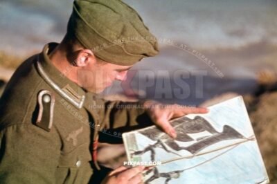 German army artillery Unteroffizier with red should boards painting youth flag painting in Cholm Kholm Russia 1942