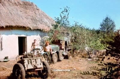 German army soldiers applying camouflage to their army truck trailer. Leichter Lkw Steyr 640 - Kfz.70 jeep truck Russia 1942.
