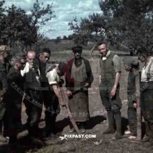 German mechanics with russian farmers, 10th Motorised infantry division repair werkstatt Bryansk 1941