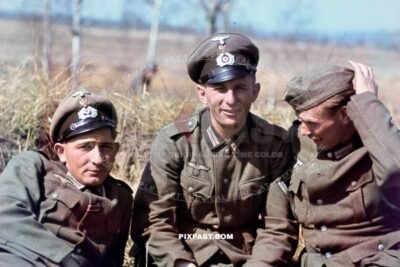 German soldiers of Kavallerie Schutzen Regiment 6. Russia 1942 Traditionsabzeichen Schwedter Adler. Kradschutzen-Bataillon 3