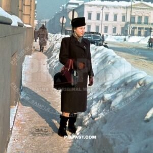 German women in front of Propaganda Ministerium fromJoseph Gobbels Wilhelmplatz Berlin winter 1940