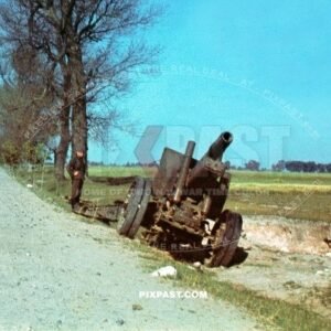 Heavy captured Russian Howitzer artillery cannon 122 mm gun M1931. Russian front Orel 1942
