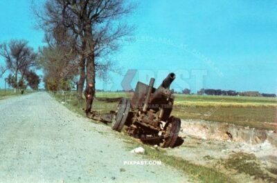 Heavy captured Russian Howitzer artillery cannon 122 mm gun M1931. Russian front Orel 1942