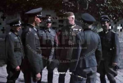 Hungarian officer talking to german Wehrmacht officers, Hungary 1943