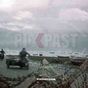 La Rochelle, France, Frankreich, 1941, Motorbike Messengers Kradmelder, 22nd Panzer Division. fishing boats, beach.