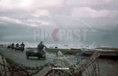 La Rochelle, France, Frankreich, 1941, Motorbike Messengers Kradmelder, 22nd Panzer Division. fishing boats, beach.