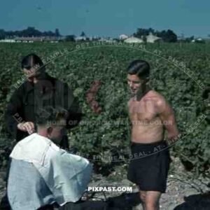 Luftwaffe Flak Bordeaux France 1941 Flak Regiments 45, 1. Batterie gemischte Flak Abteilung 923, L.35139, cutting hair