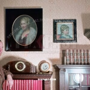 Mein Zimmer bunt 1939. Father of German sailor showing proudly his sitting room. Leather chair, paintings, wall carpet.