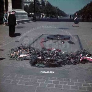 Paris france 1940 luftwaffe flak unit officers soldiers visit UNKNOWN SOLDIER memorial