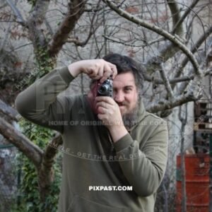 Portrait photo of Ian Stewart Spring with his Leica III built 1934 in 2025