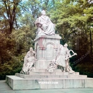 Richard Wagner Denkmal am sudlichen Rand des Grossen Tiergartens in Berlin June 1939. Memorial Statue.