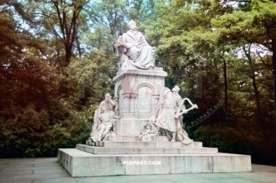 Richard Wagner Denkmal am sudlichen Rand des Grossen Tiergartens in Berlin June 1939. Memorial Statue.