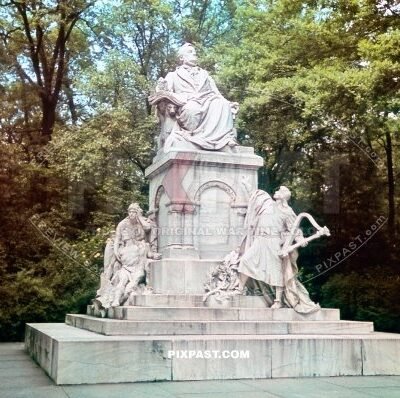 Richard Wagner Denkmal am sudlichen Rand des Grossen Tiergartens in Berlin June 1939. Memorial Statue.