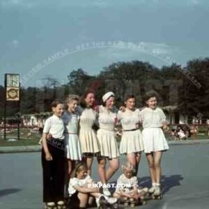 Roller Skate team; Frankfurt am Main / Hessen 1942. Brentanobad in Rödelheim